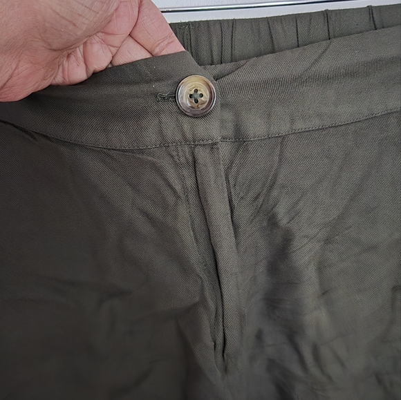 Army green shorts - Picture 2 of 4